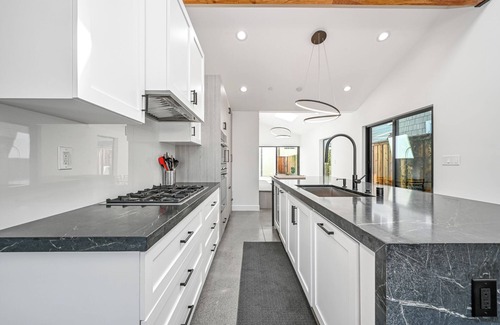 Corona del Mar Apartment | Luxury Home in Corona Del Mar Near Shops & Dining