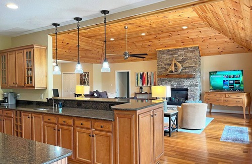 Lake Lure House | Luxury home in Rumbling Bald, Hot Tub, Game Rm, Screen Porch Fireplace