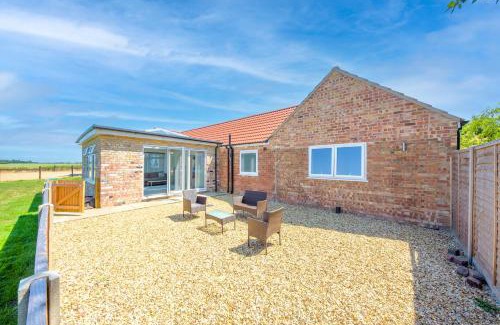 Bourne Villa | Luxury Isla Cottages Bourne, Dog Friendly with Garden, Parking, Countryside Views, Family Holidays & Easy Access to Town