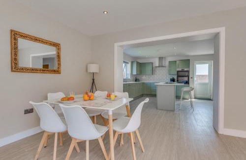 Bourne Villa | Luxury Isla Cottages Bourne, Dog Friendly with Garden, Parking, Countryside Views, Family Holidays & Easy Access to Town