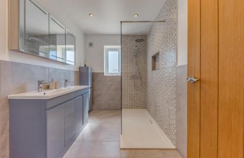 Bourne Villa | Luxury Isla Cottages Bourne, Dog Friendly with Garden, Parking, Countryside Views, Family Holidays & Easy Access to Town