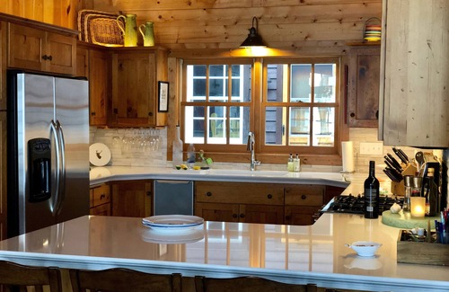 Alexandria Cabin | Luxury Lake Home with Guest House & Game Room