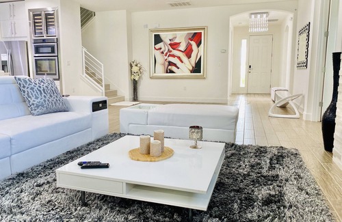 Kissimmee House | Luxury Lake view 9bd Home Near Disney Sleeps 20
