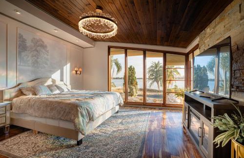 Catalina Villa | Luxury Lakefront 100,000 Gal Pool Villa - Orlando