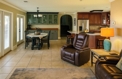 Gilbert Cottage | Luxury Lakefront 4br: Jacuzzi, Game Room & Wi-fi
