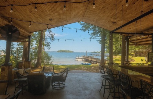 Gilbert Cottage | Luxury Lakefront 4br: Jacuzzi, Game Room & Wi-fi