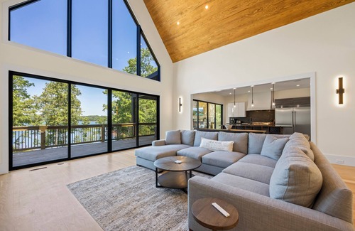 Reed Creek House | Luxury Lakefront Getaway - Space Galore