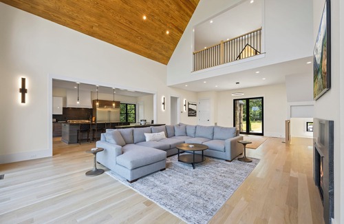 Reed Creek House | Luxury Lakefront Getaway - Space Galore