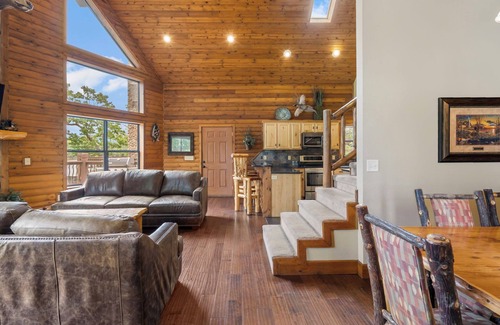 Lampe House | Luxury Lakefront Resort Chalet 4~2 Pools~FREE Amenities~Dock~MiniGolf~Waterslide