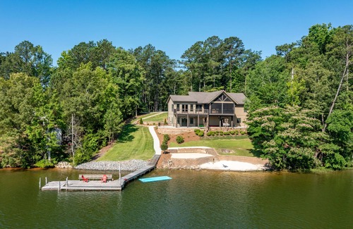 Jacksons' Gap House | Luxury Lakehouse! Sleeps 15, Pets Welcome!