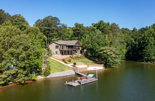 Jacksons' Gap House | Luxury Lakehouse! Sleeps 15, Pets Welcome!