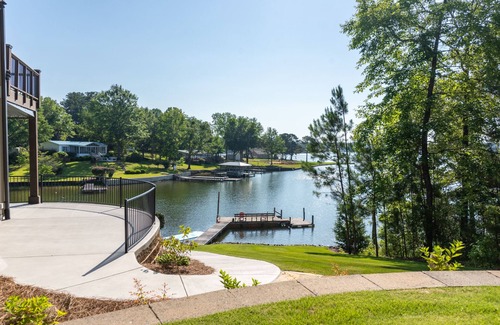 Jacksons' Gap House | Luxury Lakehouse! Sleeps 15, Pets Welcome!