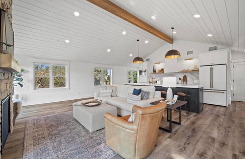 Village of Pewaukee House | 💫 Luxury Lakeview Getaway: Main + Guest House, Sleeps 10 💫