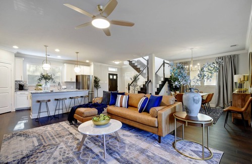 Southtown House | Luxury Living with modern amenities - Blocks from Riverwalk/Downtown