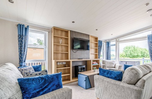 Potterhanworth Ski Chalet | Luxury Lodge Hot Tub (Pet)