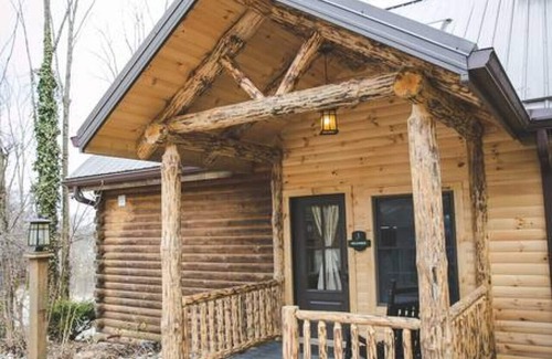 Millersburg Apartment | Luxury Lodge Suite with Jacuzzi - Near Berlin Ohio