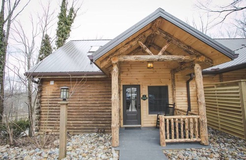 Millersburg Apartment | Luxury Lodge Suite with Jacuzzi - Near Berlin Ohio