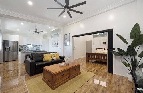 Castle Hill Apartment | Luxury Loft with Stunning Views (Upstairs)