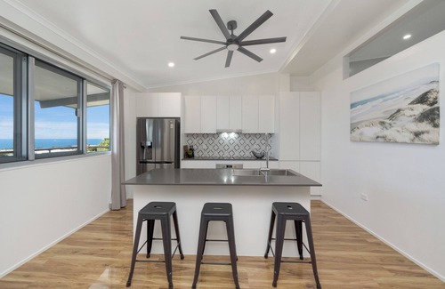 Castle Hill Apartment | Luxury Loft with Stunning Views (Upstairs)