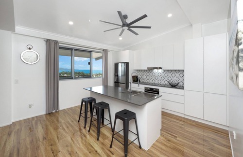 Castle Hill Apartment | Luxury Loft with Stunning Views (Upstairs)