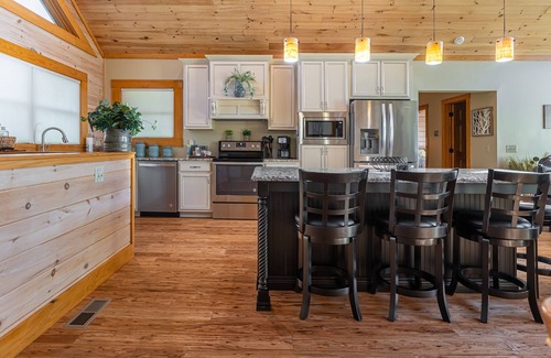 Makanda Cabin | Luxury Log Cabin near SIU, Giant City, & Wineries