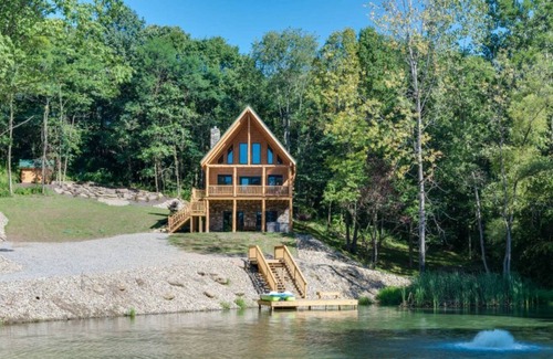 Keene Cabin | Luxury Log Cabin on Private Stocked Pond