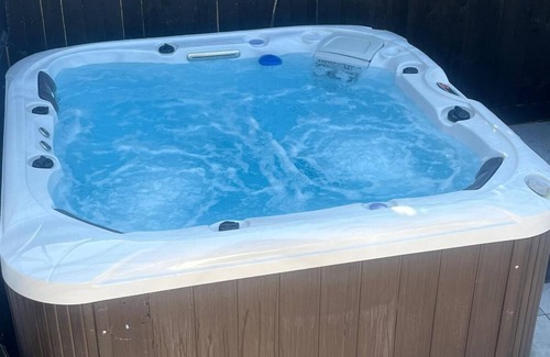 Victoria Park House | Luxury Long-stay House in Central Cardiff with Hot Tub