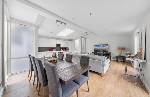 Shepherd's Bush House | Luxury Mews House in Great Location