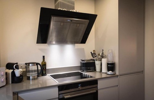 Leigh-on-Sea Apartment | Luxury modern Apt with parking on Leigh Broadway