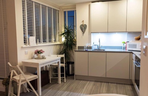 Leigh-on-Sea Apartment | Luxury modern Apt with parking on Leigh Broadway