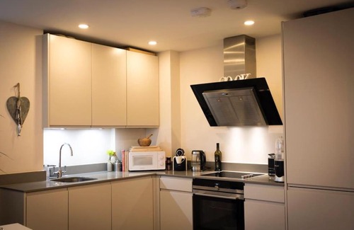 Leigh-on-Sea Apartment | Luxury modern Apt with parking on Leigh Broadway