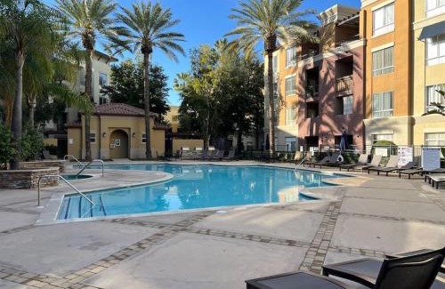 Valencia Apartment | Luxury Modern Condo 3-min from Six Flags w/PS5, 1GB Fast Wi-fi Kingbed