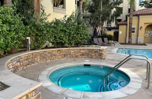 Valencia Apartment | Luxury Modern Condo 3-min from Six Flags w/PS5, 1GB Fast Wi-fi Kingbed