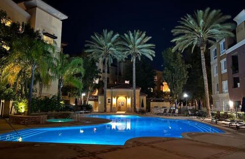 Valencia Apartment | Luxury Modern Condo 3-min from Six Flags w/PS5, 1GB Fast Wi-fi Kingbed