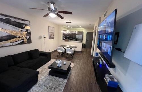 Valencia Apartment | Luxury Modern Condo 3-min from Six Flags w/PS5, 1GB Fast Wi-fi Kingbed