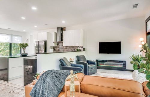 Helen House | Luxury Modern Home on Golf Course w/Game Room!