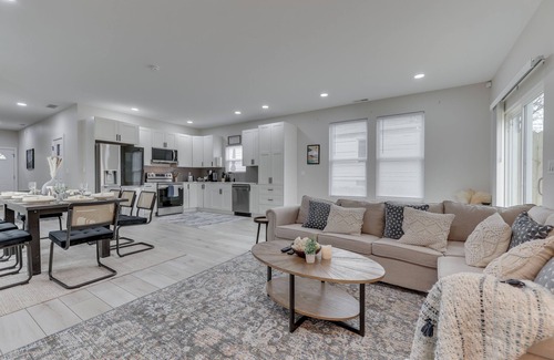 Indianapolis House | Luxury Modern Nearby Downtown Indy Escape: New Built. Game Room, 75” TVs