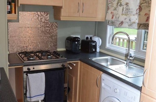 Wigginton Cabin | Luxury Moorhen Lodge & Hot Tub. 3 miles from York city centre! The best of both!