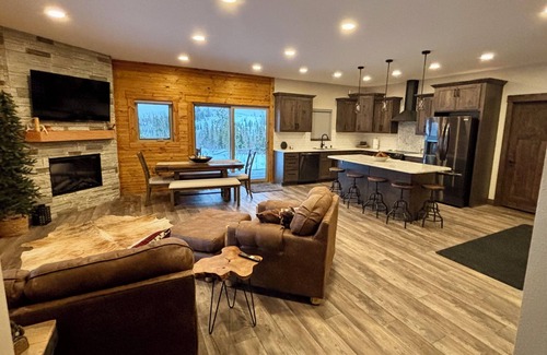 Carbon County House | Luxury Mountain Lodge with Hot Tub & Panoramic Sierra Madre Views.