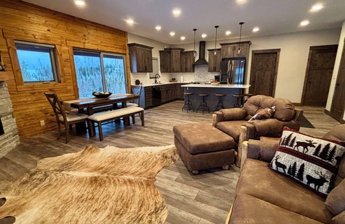 Carbon County House | Luxury Mountain Lodge with Hot Tub & Panoramic Sierra Madre Views.