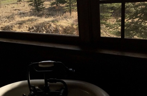 Wilsall Cabin | LUXURY MOUNTAIN RETREAT! Cabin at the base of the Crazy Mountains