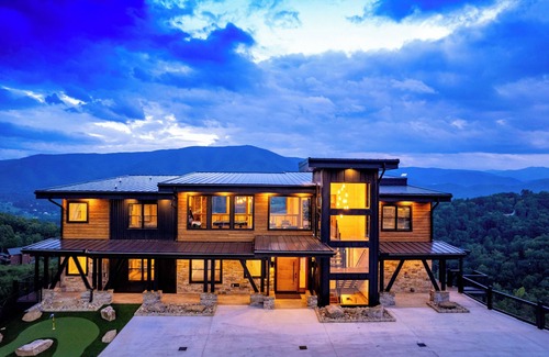 Gatlinburg - Pigeon Forge House | LUXURY NEW CONSTRUCTION! Mountain Horizon–Pool, Spa, Sports Court, Golf, Views