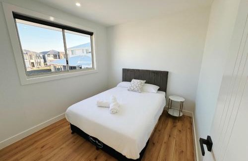 Marsden Park House | Luxury Newly Built Home Queen Room