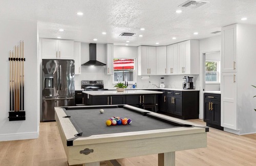 Bearss Plaza House | Luxury Oasis Retreat W/Pool, Jacuzzi, Pickleball, Pool Table, Games