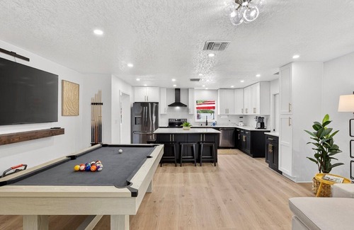 Bearss Plaza House | Luxury Oasis Retreat W/Pool, Jacuzzi, Pickleball, Pool Table, Games