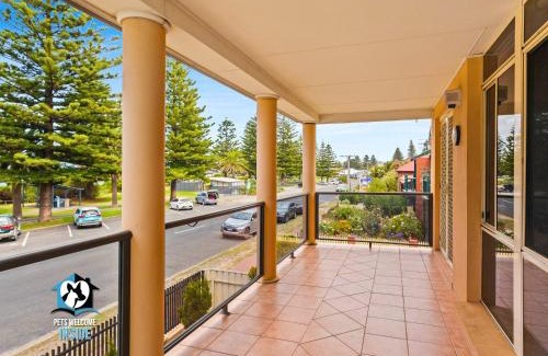 Victor Harbor House | Luxury Ocean Front 3BR Home in Central Victor