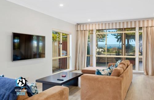 Victor Harbor House | Luxury Ocean Front 3BR Home in Central Victor