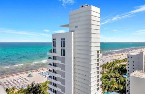 Mid Beach Apartment | Luxury Oceanview Suite at the Fontainebleau Miami Beach with Balcony, King & Sofa Bed