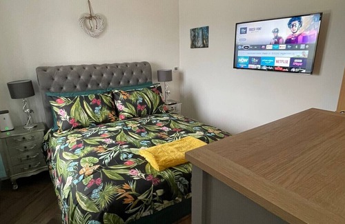 Sowerby Bridge Cottage | Luxury open plan kitchen, dining, lounge with 2 bedrooms and 2 bathrooms.