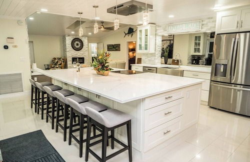 Apollo Beach House | Luxury Palm Tree Two/3 KING BEDS, Put Put golf, HEATED pool, 7 person hot tub